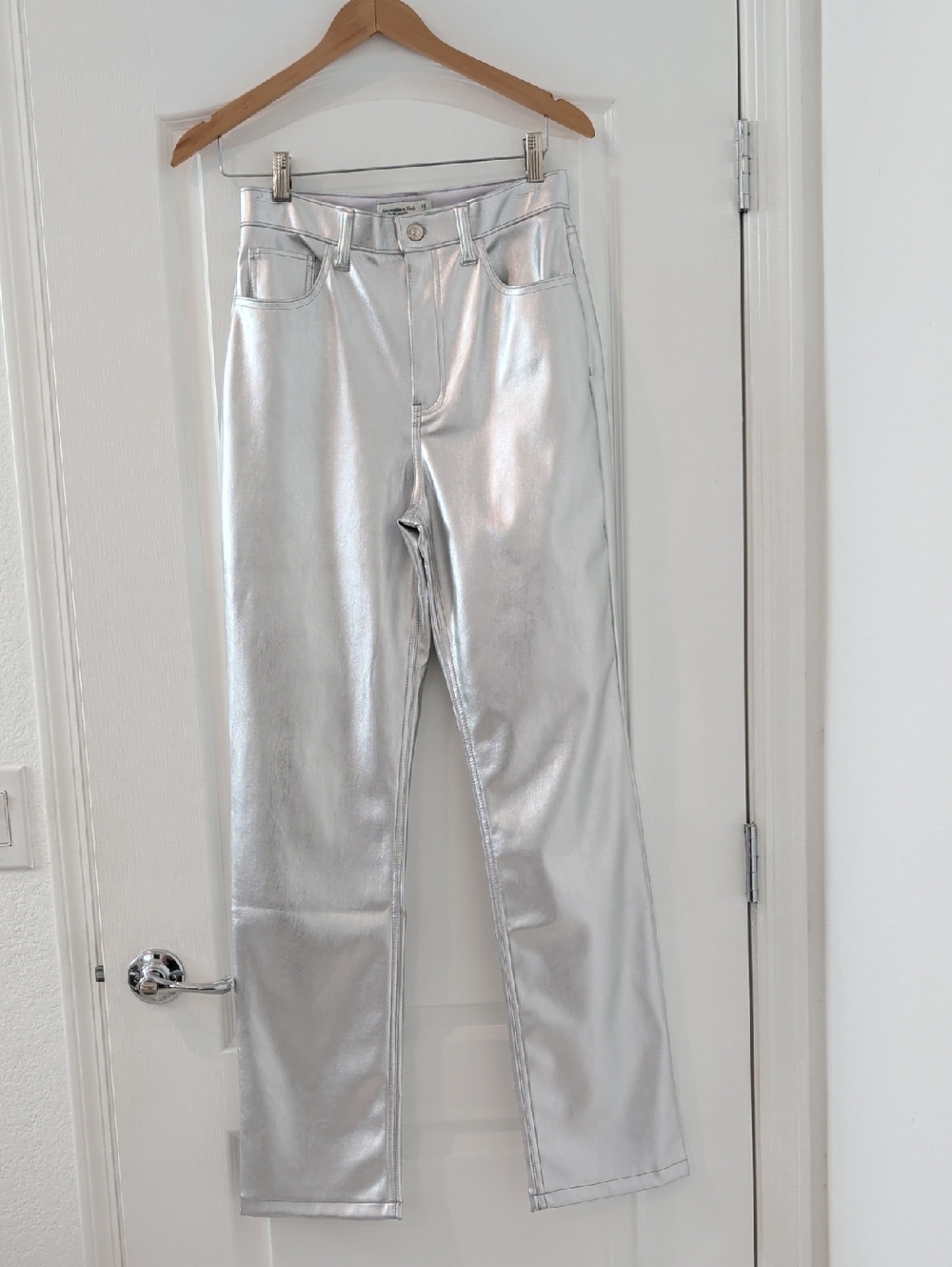 New A&F 90s Straight Ultra High Rise Silver Faux Leather Pants 6 28 Abercrombie